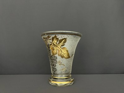 Vase en verre signé Adat – Style Art déco – Décor de grappes dorées en relief