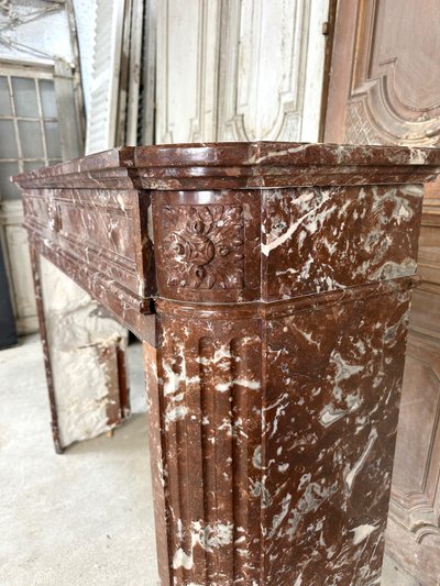 Mantello in marmo rosso in stile Luigi XVI della fine del XIX secolo