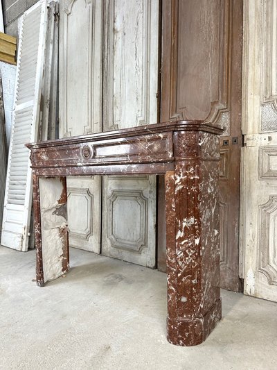 Mantello in marmo rosso in stile Luigi XVI della fine del XIX secolo