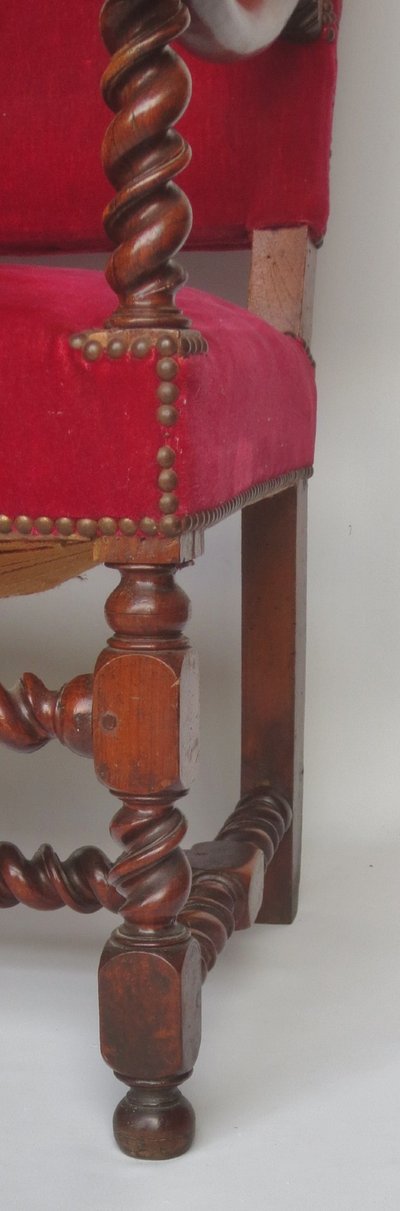 Fauteuil en  noyer, XVIIe siècle.  