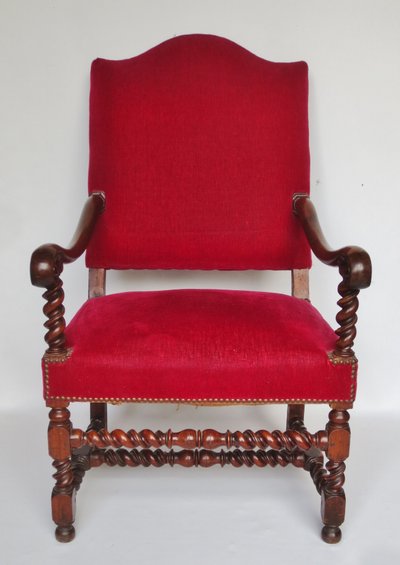 Fauteuil en  noyer, XVIIe siècle.  