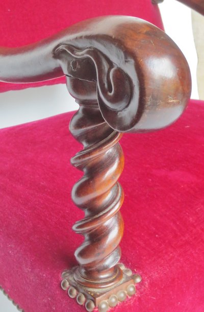Fauteuil en  noyer, XVIIe siècle.  