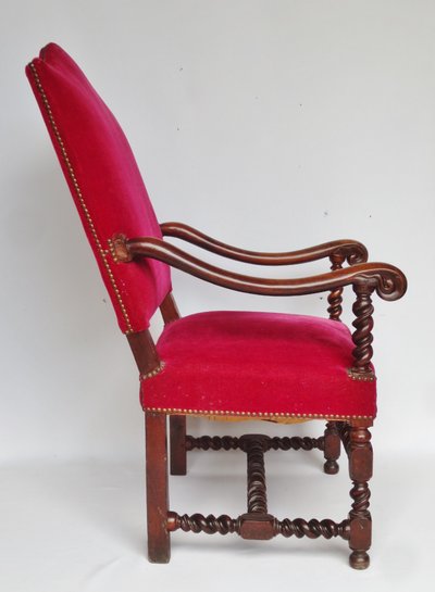 Fauteuil en  noyer, XVIIe siècle.  