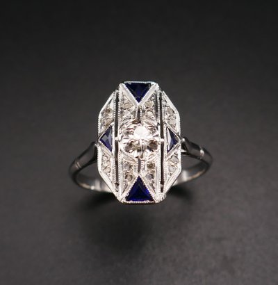 Anello Art Déco con diamanti e zaffiri calibrati, oro bianco 18 carati.