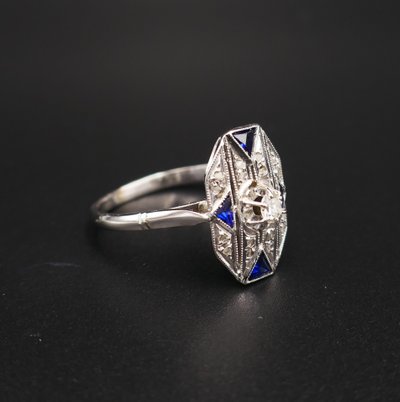 Anello Art Déco con diamanti e zaffiri calibrati, oro bianco 18 carati.