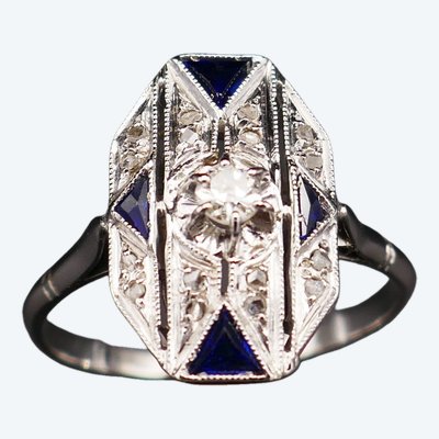 Anello Art Déco con diamanti e zaffiri calibrati, oro bianco 18 carati.