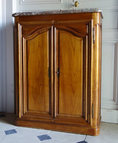 Louis XV period small hunting buffet in walnut woodwork