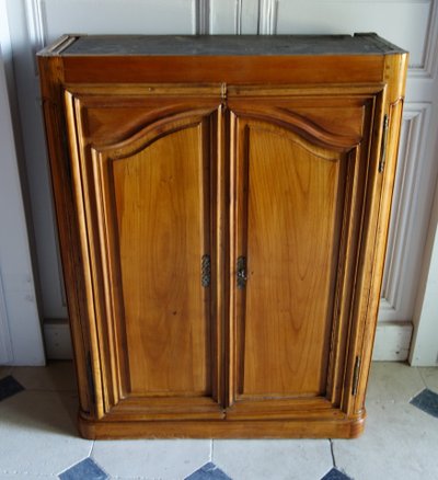 Louis XV period small hunting buffet in walnut woodwork