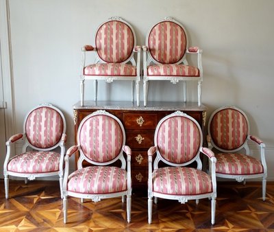 Pair of Louis XVI period "à la reine" armchairs with medallion backs