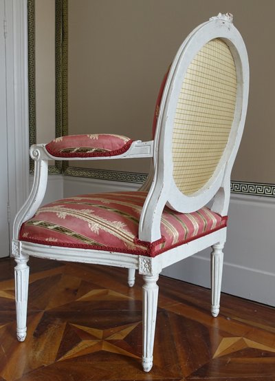 Pair of Louis XVI period "à la reine" armchairs with medallion backs