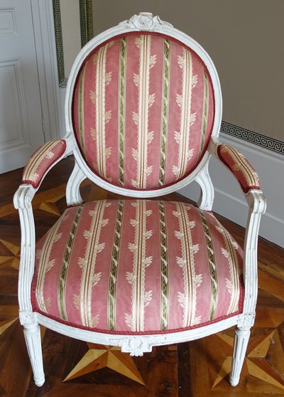 Pair of Louis XVI period "à la reine" armchairs with medallion backs