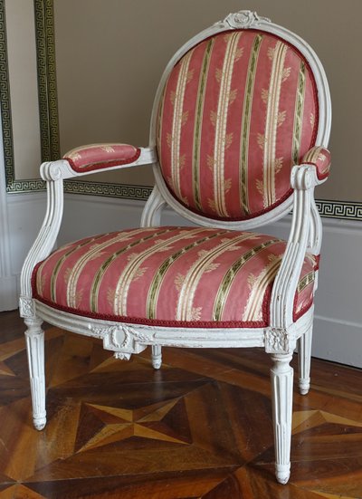 Pair of Louis XVI period "à la reine" armchairs with medallion backs