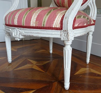 Pair of Louis XVI period "à la reine" armchairs with medallion backs