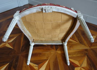 Pair of Louis XVI period "à la reine" armchairs with medallion backs