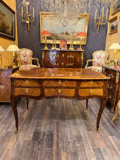 Jean-Baptiste Tuart Wichtiger mechanischer Schreibtisch mit floraler Marketerie, Louis XV-Epoche