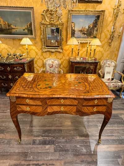 Jean-Baptiste Tuart Wichtiger mechanischer Schreibtisch mit floraler Marketerie, Louis XV-Epoche