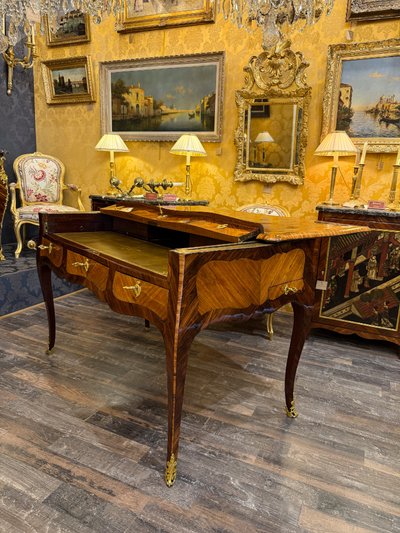 Jean-Baptiste Tuart Wichtiger mechanischer Schreibtisch mit floraler Marketerie, Louis XV-Epoche