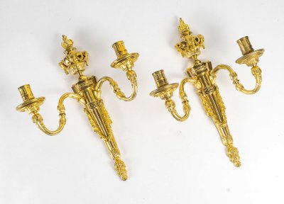 Paire d’Appliques de style Louis XVI en Bronze Ciselé et Doré à Deux Bras de Lumières vers 1820