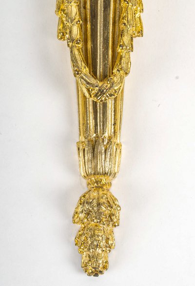 Paire d’Appliques de style Louis XVI en Bronze Ciselé et Doré à Deux Bras de Lumières vers 1820