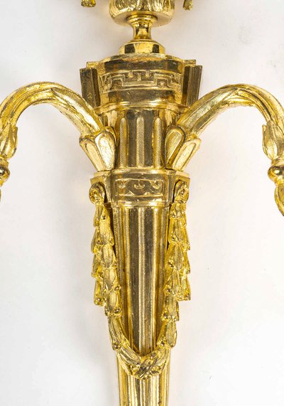 Paire d’Appliques de style Louis XVI en Bronze Ciselé et Doré à Deux Bras de Lumières vers 1820