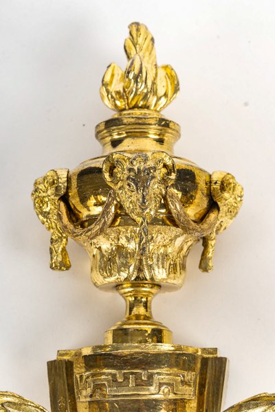 Paire d’Appliques de style Louis XVI en Bronze Ciselé et Doré à Deux Bras de Lumières vers 1820