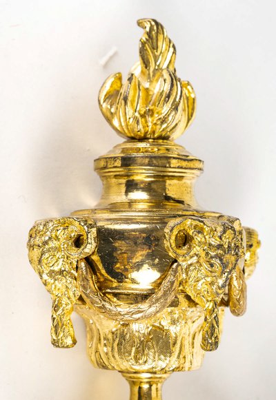 Paire d’Appliques de style Louis XVI en Bronze Ciselé et Doré à Deux Bras de Lumières vers 1820
