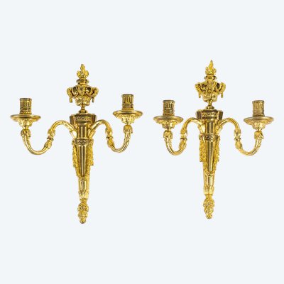 Paire d’Appliques de style Louis XVI en Bronze Ciselé et Doré à Deux Bras de Lumières vers 1820
