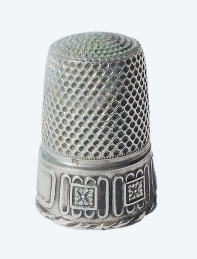 Antike Nähutensilien aus Sterlingsilber Ende des 19. Jahrhunderts Fingerhutschere Etui Nadeln