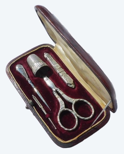 Antike Nähutensilien aus Sterlingsilber Ende des 19. Jahrhunderts Fingerhutschere Etui Nadeln