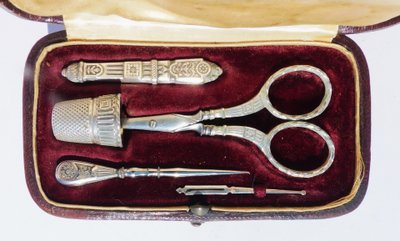 Antike Nähutensilien aus Sterlingsilber Ende des 19. Jahrhunderts Fingerhutschere Etui Nadeln