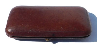 Antike Nähutensilien aus Sterlingsilber Ende des 19. Jahrhunderts Fingerhutschere Etui Nadeln
