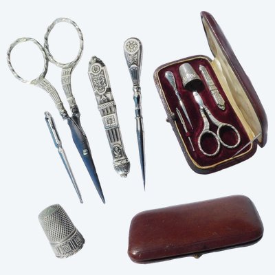 Antike Nähutensilien aus Sterlingsilber Ende des 19. Jahrhunderts Fingerhutschere Etui Nadeln