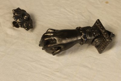Batacchio per porta in ghisa massiccia a forma di mano, completo, XIX secolo
