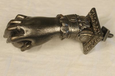 Batacchio per porta in ghisa massiccia a forma di mano, completo, XIX secolo