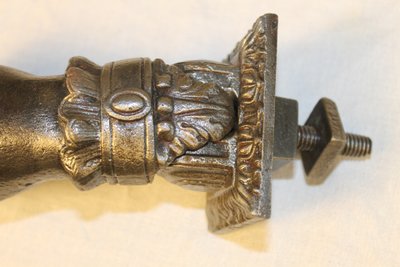 Batacchio per porta in ghisa massiccia a forma di mano, completo, XIX secolo