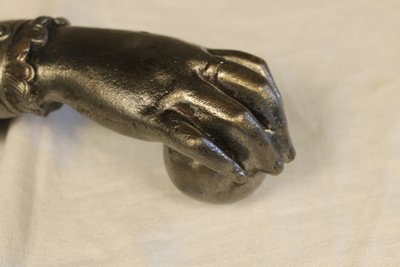 Batacchio per porta in ghisa massiccia a forma di mano, completo, XIX secolo