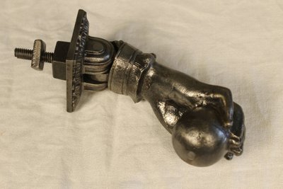 Batacchio per porta in ghisa massiccia a forma di mano, completo, XIX secolo