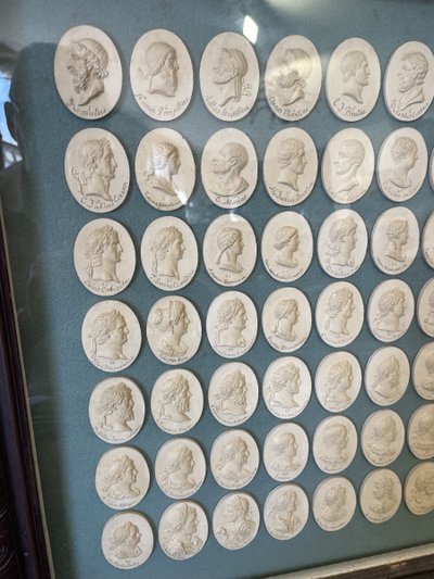Paire d’encadrement représentant une collection de hauts dignitaires italiens