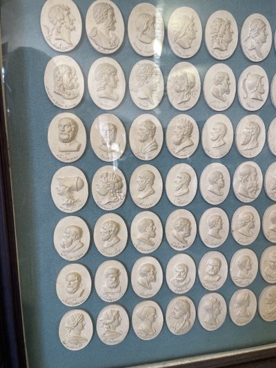 Paire d’encadrement représentant une collection de hauts dignitaires italiens