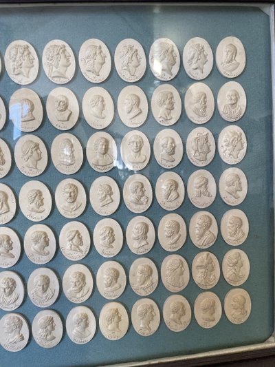 Paire d’encadrement représentant une collection de hauts dignitaires italiens