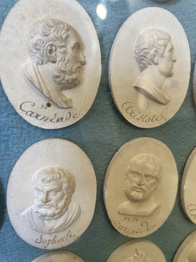 Paire d’encadrement représentant une collection de hauts dignitaires italiens