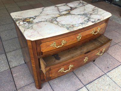 Une commode de style Louis XIV- Régence en marqueterie