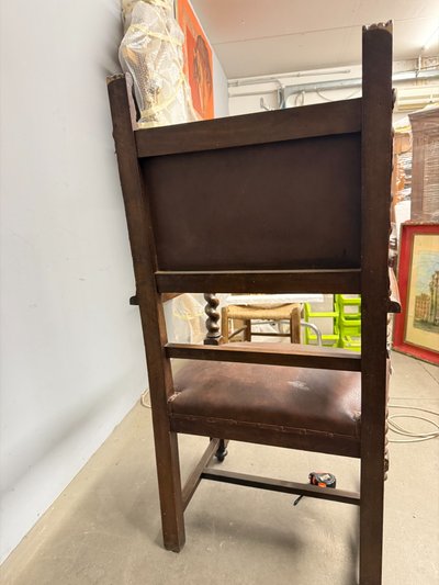 Fauteuil ancien néo-Renaissance avec accoudoirs et cuir imprimé, XIXe siècle. 50x63x55cm