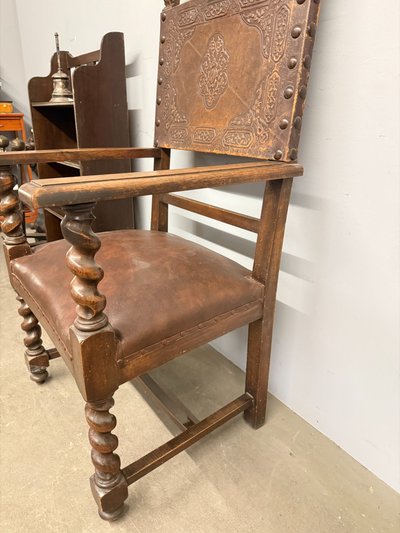 Fauteuil ancien néo-Renaissance avec accoudoirs et cuir imprimé, XIXe siècle. 50x63x55cm