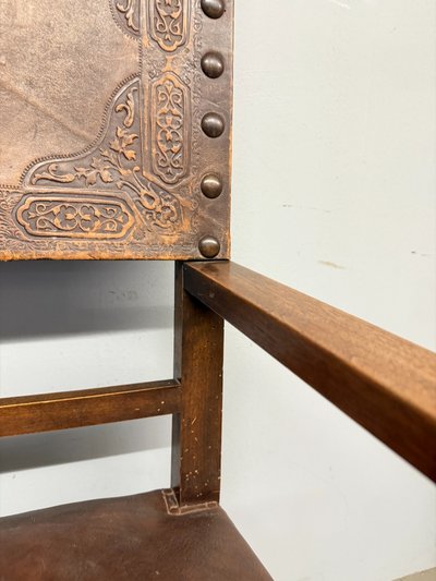 Fauteuil ancien néo-Renaissance avec accoudoirs et cuir imprimé, XIXe siècle. 50x63x55cm