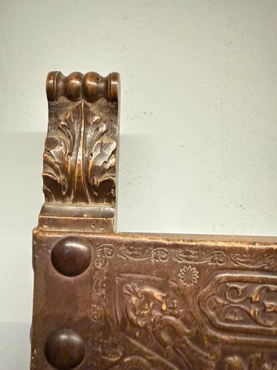 Fauteuil ancien néo-Renaissance avec accoudoirs et cuir imprimé, XIXe siècle. 50x63x55cm