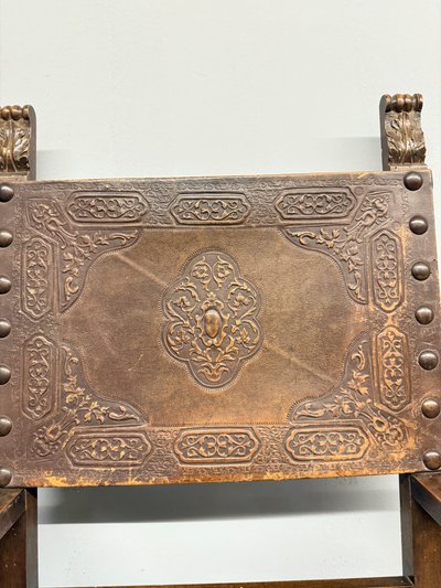 Fauteuil ancien néo-Renaissance avec accoudoirs et cuir imprimé, XIXe siècle. 50x63x55cm