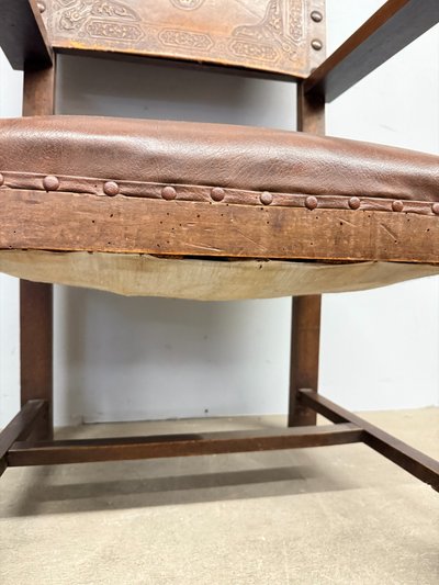 Fauteuil ancien néo-Renaissance avec accoudoirs et cuir imprimé, XIXe siècle. 50x63x55cm