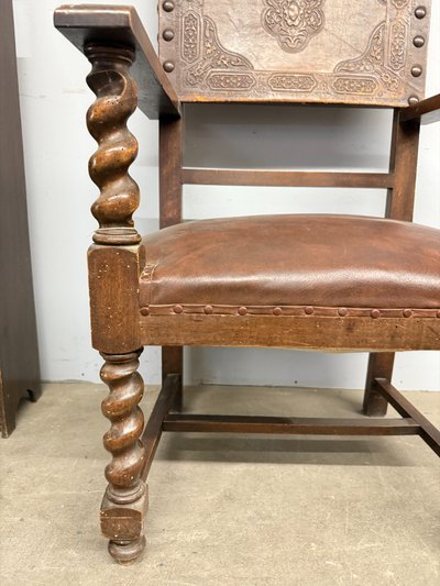 Fauteuil ancien néo-Renaissance avec accoudoirs et cuir imprimé, XIXe siècle. 50x63x55cm
