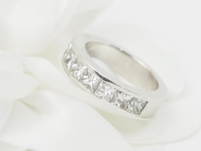 Fede nuziale in oro bianco con diamanti taglio principessa da 1,50 ct